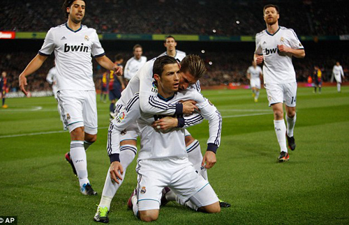 Ronaldo lập cú đúp, Real 'bắn hạ' Barca