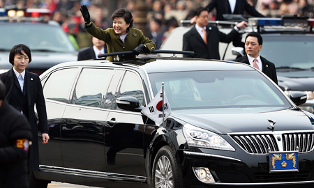 Tân tổng thống Hàn Quốc dùng xe limousine nội