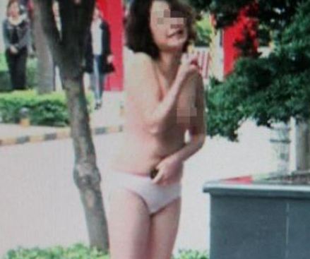 Khoả thân trước công ty để vạch mặt bạn trai cũ