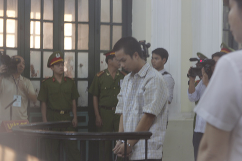 Những khoảng lặng đau đớn ở phiên xử kẻ giết em, hiếp chị