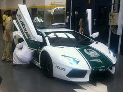 Cảnh sát Dubai tuần tra bằng siêu xe Lamborghini Aventador