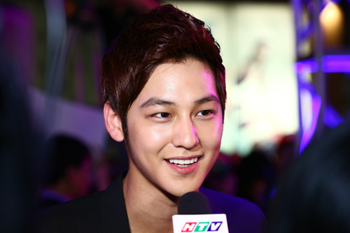 Kim Bum nói tiếng Việt 'Anh yêu em' giữa rừng người hâm mộ