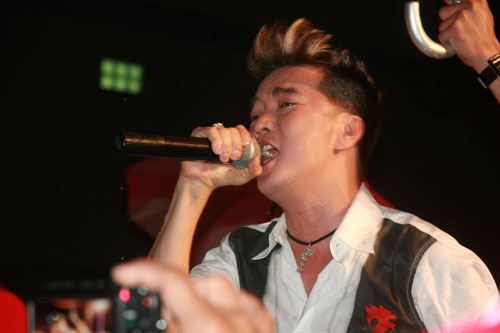 Hàng ngàn khán giả đội mưa xem Đàm Vĩnh Hưng đứng hát trên... ghế