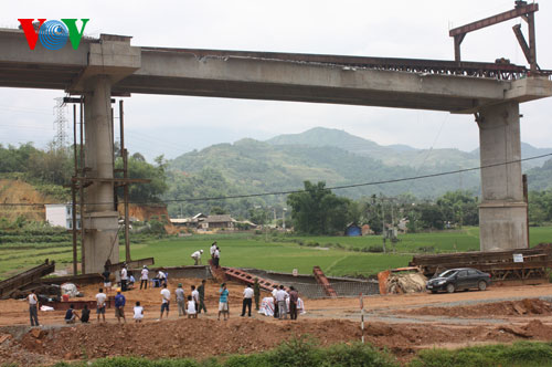 Sập dầm cầu vượt cao tốc Nội Bài-Lào Cai, 1 người thiệt mạng
