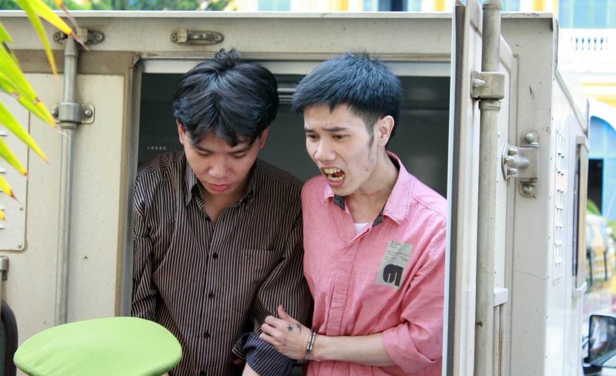 Băng cướp 'máu lạnh' lãnh án tử hình vẫn làm loạn phiên tòa
