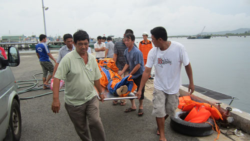 Cứu hộ vụ chìm ca nô kinh hoàng: Huy động tại chỗ chậm