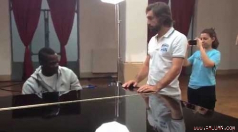 Video: Balotelli lả lướt chơi piano tặng Pirlo