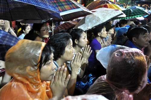 Hàng ngàn người đội mưa đến chùa làm lễ Vu lan