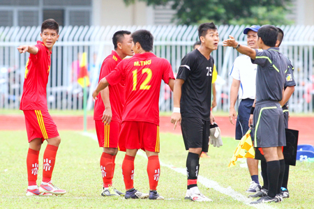 Đuổi đánh trọng tài, cầu thủ Bến Tre bị treo giò 18 tháng