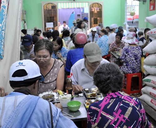 Cơm 2.000 đồng: Đừng “ném đá” việc thiện