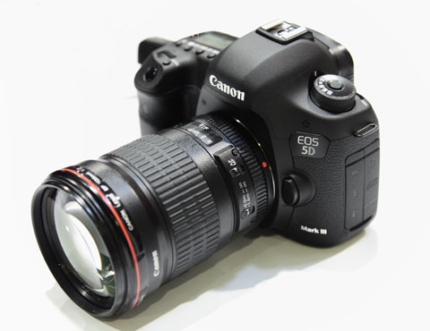 Máy ảnh DSLR cao cấp luôn là sự lựa chọn hàng đầu của những ai đam mê nhiếp ảnh và muốn mang lại những bức hình đẹp nhất. Với chất lượng ấn tượng, tính năng đa dạng và thiết kế tinh tế, chiếc máy ảnh này sẽ giúp bạn trở thành một nhiếp ảnh gia thực thụ.