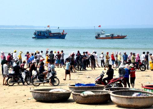Dân ném đá cảnh sát, ngăn khai thác 'cổ vật 500 năm'