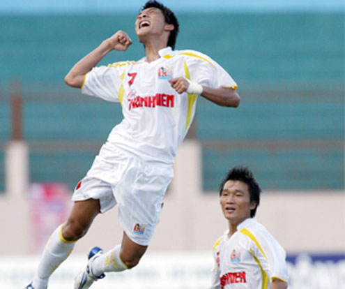 Hồng Việt bị côn đồ chém trọng thương