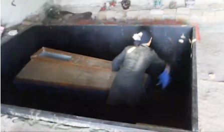 Mẹ ướp xác con suốt 18 năm