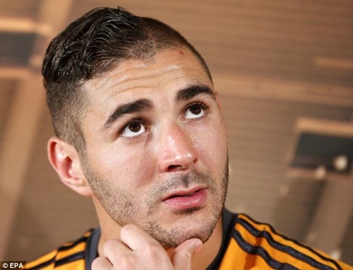 Benzema khoe kiểu tóc “nửa đời dang dở”