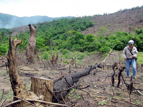 “Dân mình nghèo, sao xây trụ sở to thế !”