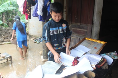 Trâu, bò, lợn, gà, thóc lúa mất sạch rồi, lấy gì sống đây?