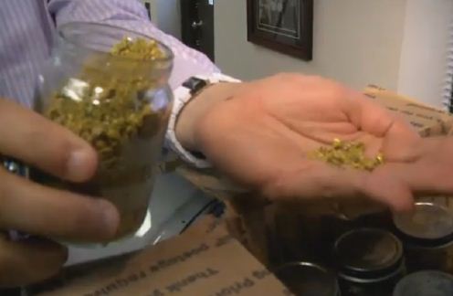 Phát hiện hàng chục hũ vàng dưới sàn nhà