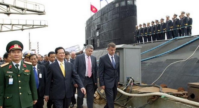 Vì sao tàu ngầm Kilo Hà Nội không tự bơi về Việt Nam?