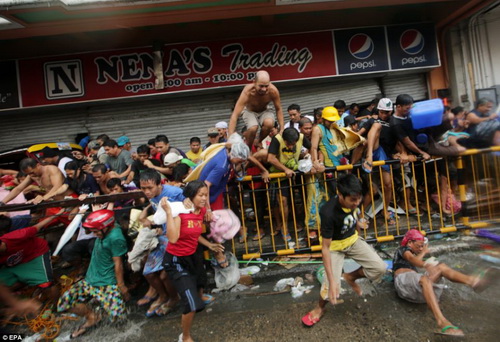 Kinh hoàng nạn cướp bóc, giành giật thức ăn để sinh tồn tại Philippines