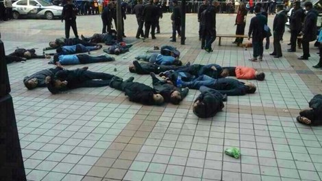 30 người biểu tình uống thuốc trừ sâu, ngất xỉu trên đường phố