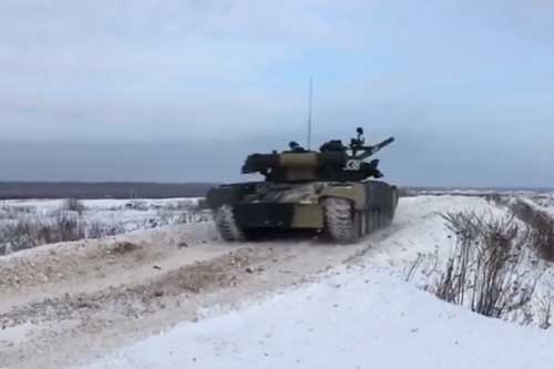 CLIP: Xem xe tăng T-80 của Nga nã pháo tiêu diệt mục tiêu trong vòng 70 giây