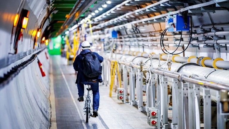 Cỗ máy gia tốc hạt LHC tạm ngừng khám phá bí mật vũ trụ vì... thiếu điện