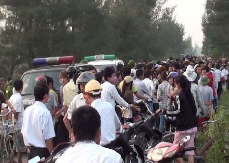 Hơn 4 giờ thương thuyết vụ cẩu tặc chém người dân bị đánh đến chết