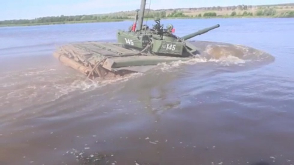 Video: Xe tăng T-72 Nga lặn xuống lòng sông sâu 5 mét như tàu ngầm