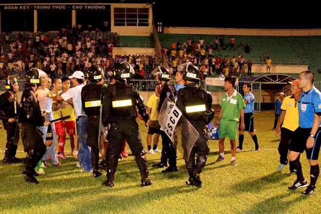 Chuyện chỉ có ở bóng đá Việt: Khi HLV không hiểu... luật bóng đá