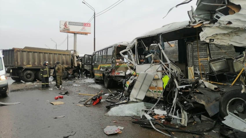 Moskva: Tai nạn nghiêm trọng giữa xe ben và xe buýt quân sự trên cao tốc Novorizhskoe khiến 4 quân nhân thiệt mạng