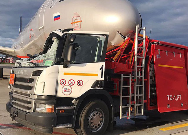 Vụ va chạm hy hữu giữa xe nhiên liệu và một máy bay của Aeroflot ở sân bay Sheremetyevo