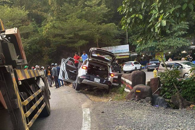 Tai nạn kinh hoàng trên đèo Bảo Lộc, xe 7 chỗ bẹp dúm, bé 7 tuổi tử vong