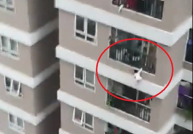 Nam thanh niên cứu bé gái 2 tuổi rơi từ tầng 13 chung cư ở Hà Nội
