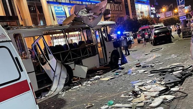 Nga: Xe buýt bất ngờ phát nổ giữa phố, gần 20 người thương vong