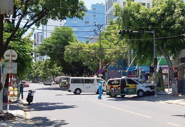 Xe cứu thương ở Đà Nẵng gặp nạn, F0 tử vong, nhân viên y tế nhập viện