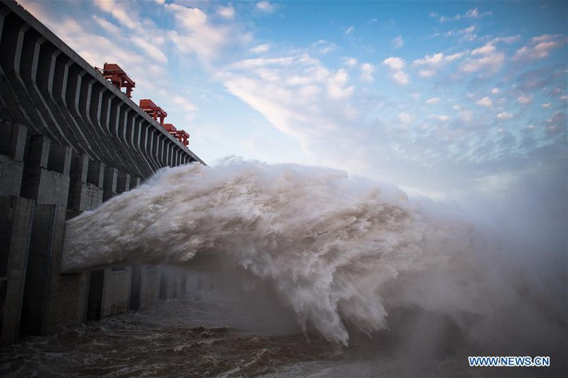 Cận cảnh đập Tam Hiệp (Trung Quốc) xả lũ khi mực nước cao kỷ lục