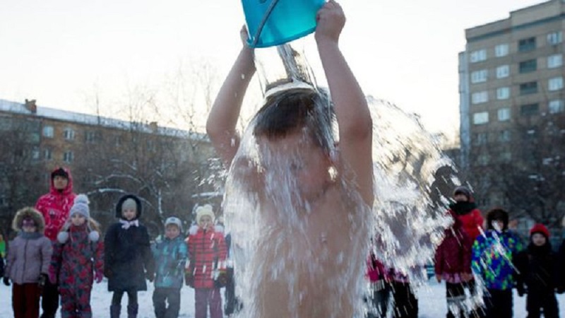 Clip: Trẻ em Nga dội nước lạnh giữa trời tuyết để rèn luyện sức khỏe