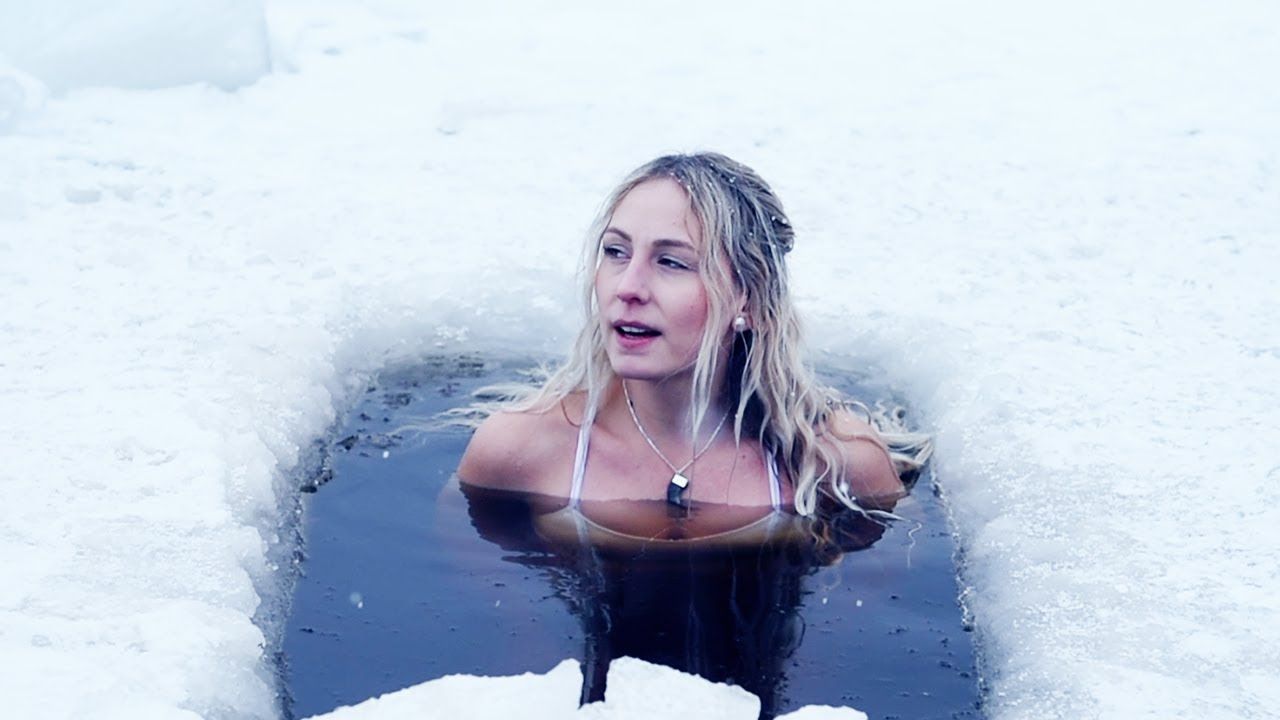 Cô gái trẻ dũng cảm ngâm mình giữa hố băng trong thời tiết mùa đông lạnh giá