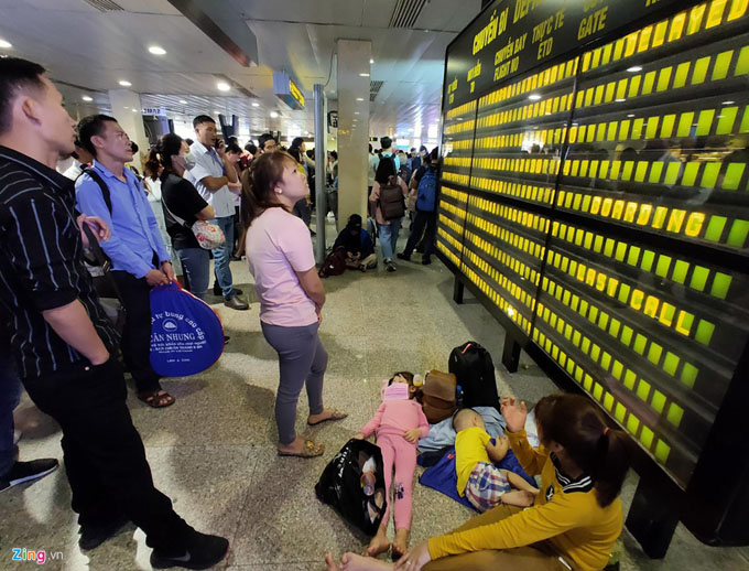 Hành khách nằm la liệt tại sân bay Tân Sơn Nhất chiều 28 Tết