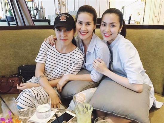 Tăng Thanh Hà thon thả khi lần đầu xuất hiện sau sinh