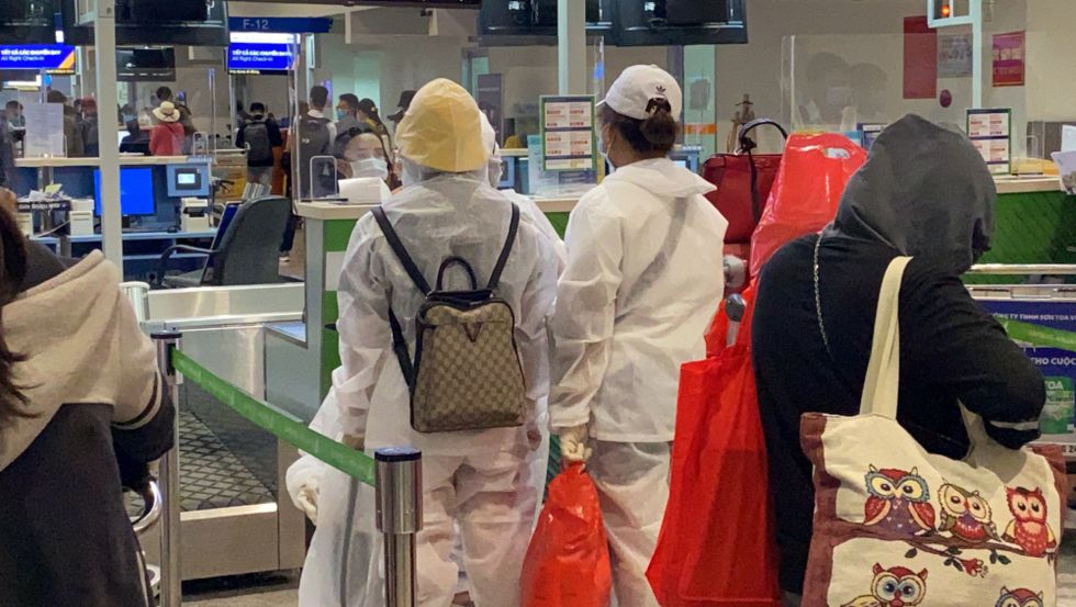 Sân bay Tân Sơn Nhất ngập cảnh người người mặc đồ bảo hộ về quê chiều 28 Tết