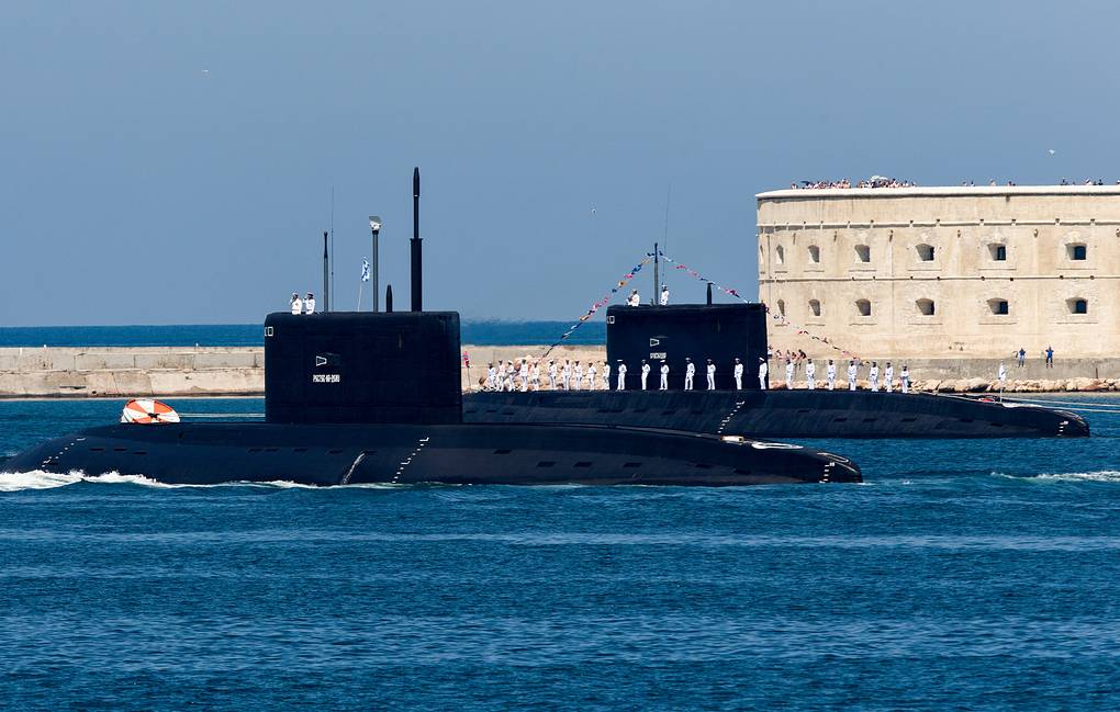 Ba tàu ngầm Kilo cải tiến của Nga mang theo tên lửa Kalibr vào Biển Đen