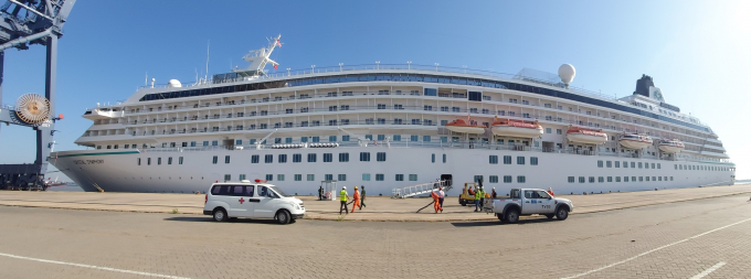TP.HCM: Tàu du lịch Crystal Symphony cập cảng Hiệp Phước được kiểm dịch y tế