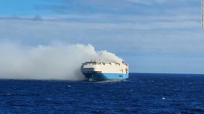 Tàu hàng chở cả ngàn xe ô tô sang bốc cháy ngùn ngụt giữa Đại Tây Dương