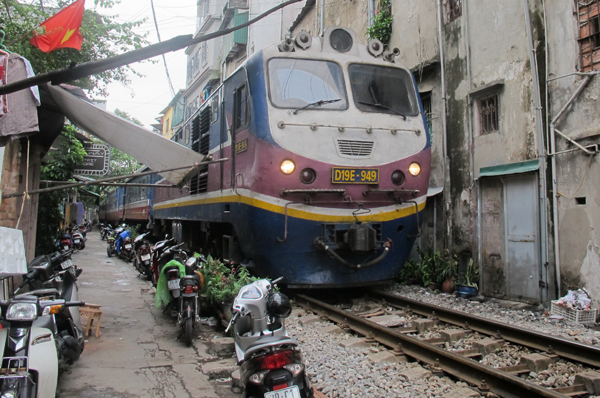 Nghịch lý ngành đường sắt Việt Nam: Ngửa tay đi “ăn xin” đến bao giờ?