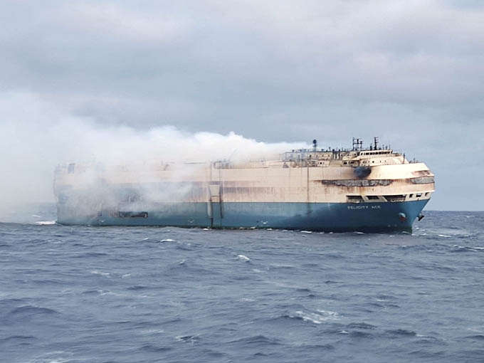 Chìm tàu chở hàng ngàn siêu xe trên biển