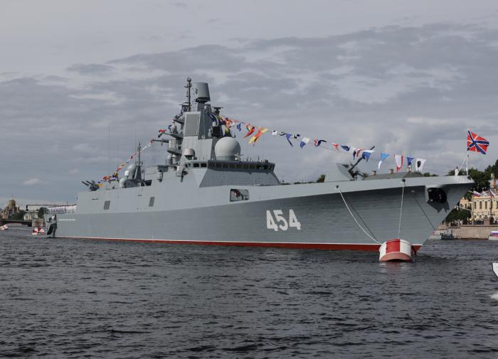 Cận cảnh khinh hạm Nga mang tên lửa ''bất khả chiến bại'' rời căn cứ đến Đại Tây Dương