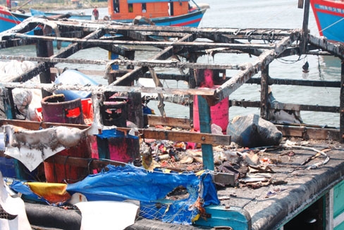 Tan hoang tàu cá Việt bị tàu Trung Quốc bắn
