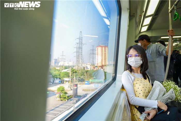 Tàu điện trên cao Cát Linh - Hà Đông 'hút' giới trẻ dịp cuối tuần